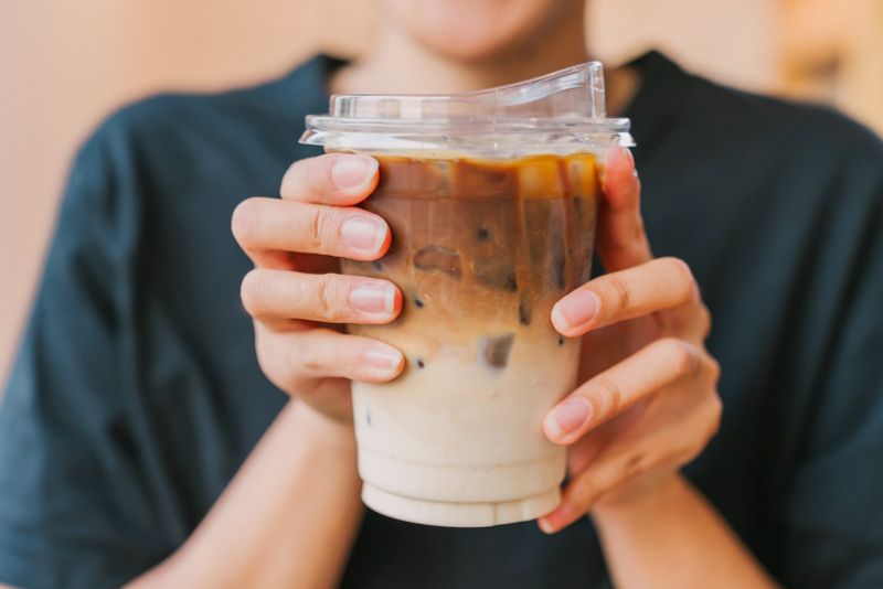 Tento kávový nápoj je letos v létě mimořádně aktuální: příprava ais latté jako v kavárně.